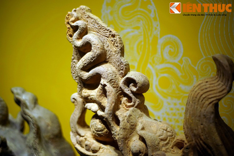 Chiếc đầu rồng nhà Trần được tạo hình với dáng ngẩng cao đầy oai vệ. Phần trên miệng rồng kéo dài ra thành một cái mào như ngọn lửa vươn cao, uốn lượn, vuốt nhỏ dần về cuối – một mô típ đặc trưng của rồng thời Lý – Trần.