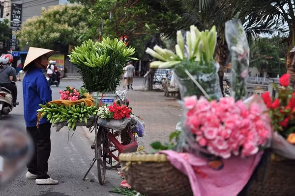 Những người phụ nữ đẹp bình dị bên xe hoa quen thuộc trên phố Hà Nội.