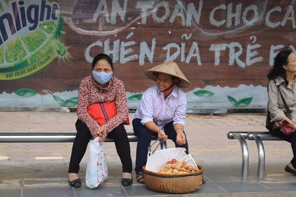 Với những người phụ nữ không có ngày nghỉ, niềm vui chỉ đơn giản là hôm nay khách mua đông, hàng hết.