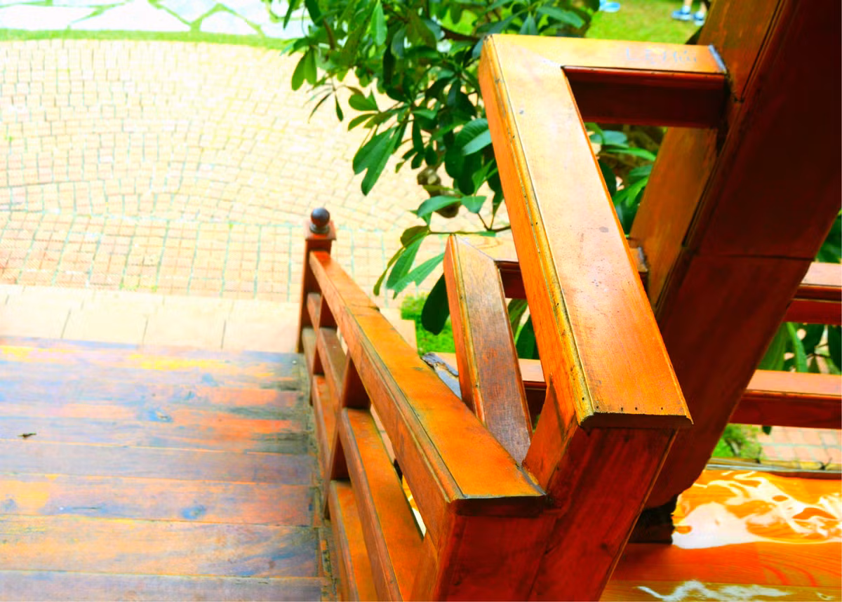 Lan can đồng bộ chất liệu và hình thức với ngôi nhà tạo phong cách đơn sơ, gần gũi.