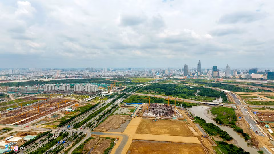 Tổng dân số cư trú thường xuyên là 145.369 người, số người làm việc thường xuyên là 217.470 người và khách vãng lai là 1 triệu người (tối đa trong dịp lễ hội), văn phòng cho thuê dạng căn hộ là 1.719 người. Ảnh: Zing.