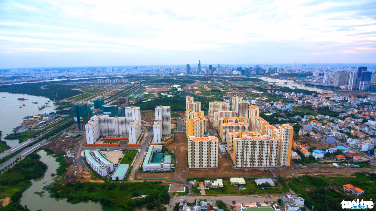 Phía đông bắc khu đô thị Thủ Thiêm giáp với tỉnh lộ 25B mặt bằng cũng đã được san lấp, các trục đường nội khu đô thị đang hình thành. Ảnh: Thuận Thắng/TTO.