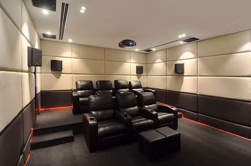 Nội thất sang trọng và tiện nghi bên trong phòng chiếu phim. Ảnh: Xuan Son.