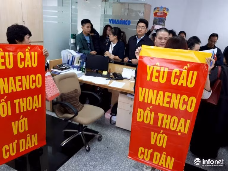 Khách hàng bức xúc căng băng rôn tận văn phòng làm việc của Vinaenco. Ảnh: Minh Thư