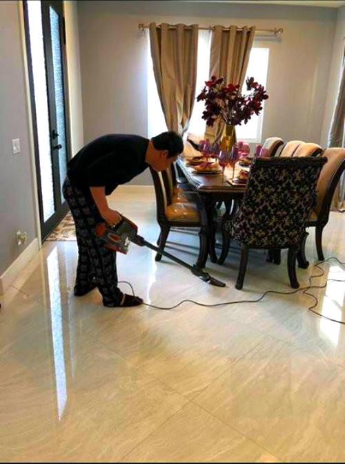 ... với những món đồ nội thất ánh kim lấp lánh. Ảnh: FB Lệ Quyên.