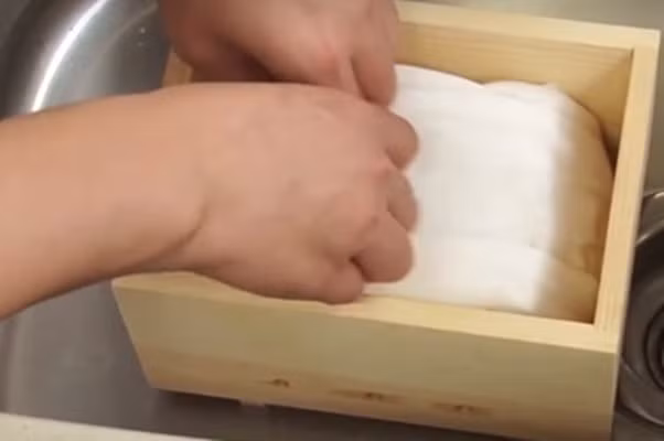 Gói vải lại rồi đợi đậu phụ nguội - Ảnh: Internet