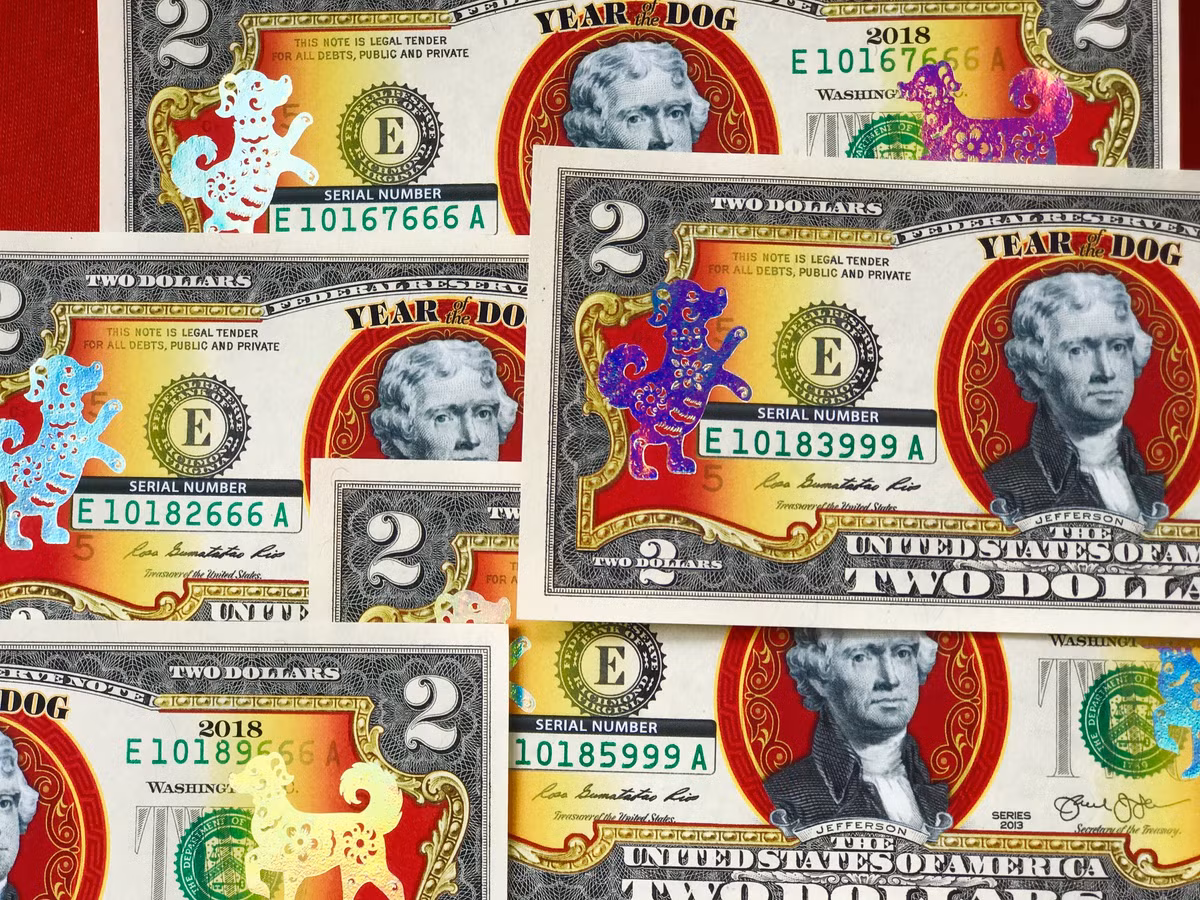Tờ tiền 2 USD hình con chó loại seri sảnh tiến từ 600.000 - 1.000.000 đồng/tờ; seri lộc phát &amp; thần tài Vip có giá 900.000 - 1.200.000 đồng/tờ tùy số; loại tiền hình con chó số tứ quý có giá hơn 2.000.000 đồng/tờ trở lên... Ảnh: 2usdshop.com.