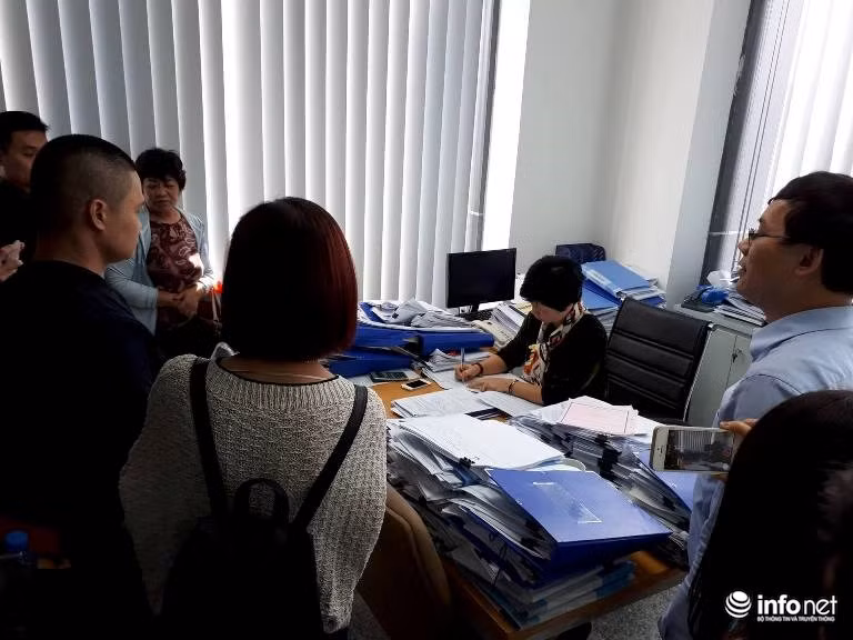 Sau khi khách hàng kiên nhẫn vào phòng làm việc và nhất quyết đòi đối thoại, Chủ tịch Hội đồng quản trị Công ty mới chịu đối thoại với ban đại diện khách hàng. Ảnh: Minh Thư