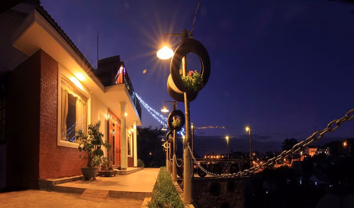 Với vị trí ngay lưng chừng thung lũng tuyệt đẹp nhìn về thành phố, biệt thự làng Hobbit Đà Lạt có cảnh quan sân vườn với hình ảnh bát ngát của cây cối, vườn rau, vườn hồng và thung lũng vô cùng yên bình, cuốn hút... Ảnh: ddau.com.vn.