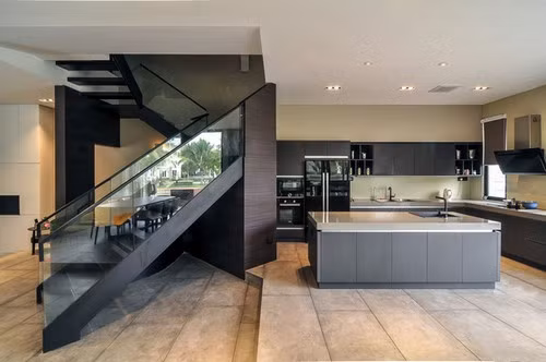 Khu bếp cực hiện đại nhưng thiết kế theo hướng đơn giản, gọn gàng, chú trọng đến công năng. Ảnh: Xuan Son.