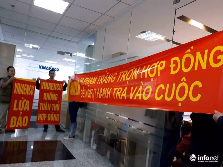 Người mua nhà tại dự án N03-T3&T4 (thuộc dự án Khu Ngoại giao đoàn Hà Nội) đã kéo nhau lên trụ sở của chủ đầu tư là Công ty Cổ phần xây dựng và kỹ thuật Việt Nam (Vinaenco) phản đối vì không được đối thoại. Ảnh: Minh Thư