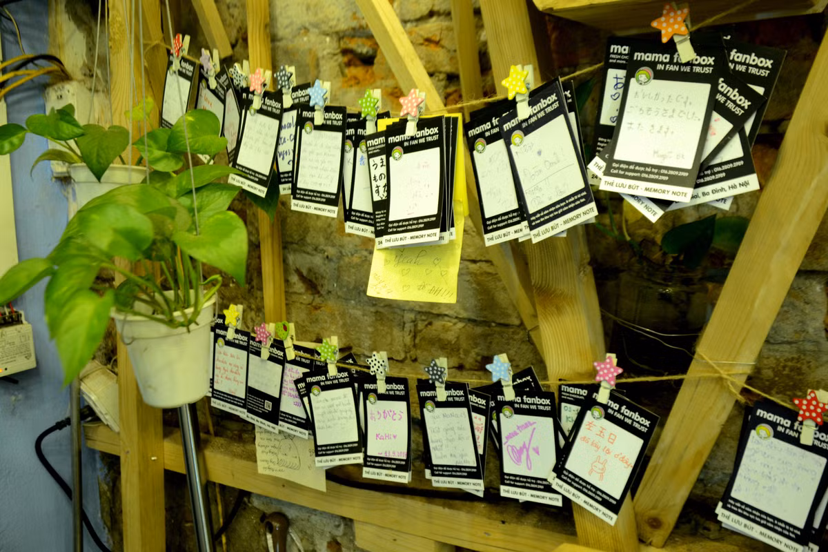 ... điểm xuyết là những chậu cây nhỏ, những tấm giấy nhắn treo trên tường, còn lại là không gian dành cho khách.