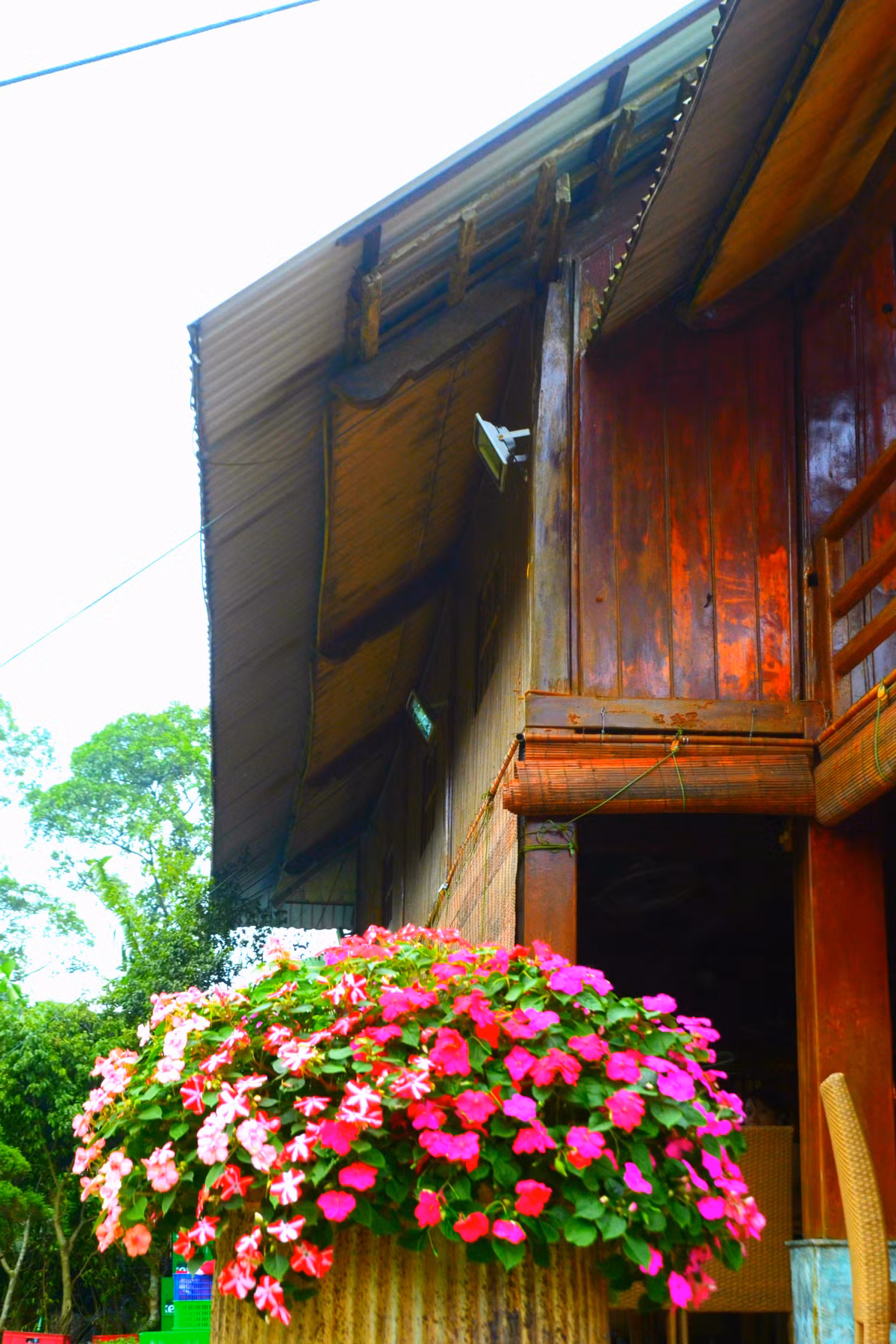 Một góc hiên của ngôi nhà sàn.