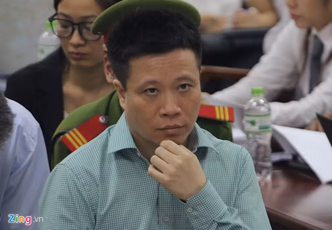 Đến sáng 29/9/2017, sau hơn 20 ngày xét xử, cựu Chủ tịch HĐQT OceanBank Hà Văn Thắm bị Tòa sơ thẩm tuyên mức án chung thân vì bốn tội: cố ý làm trái, vi phạm quy định về cho vay, lạm dụng chức vụ quyền hạn chiếm đoạt tài sản và tham ô tài sản. Ảnh: Zing.