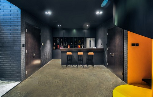 Khu quầy bar ngay ở cửa phòng chiếu phim giúp chủ nhân tha hồ thưởng thức món đồ uống ưa thích trong khi thư giãn với bộ phim mình yêu thích. Ảnh: Xuan Son.