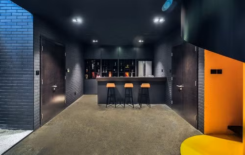 Khu quầy bar ngay ở cửa phòng chiếu phim giúp chủ nhân tha hồ thưởng thức món đồ uống ưa thích trong khi thư giãn với bộ phim mình yêu thích. Ảnh: Xuan Son.