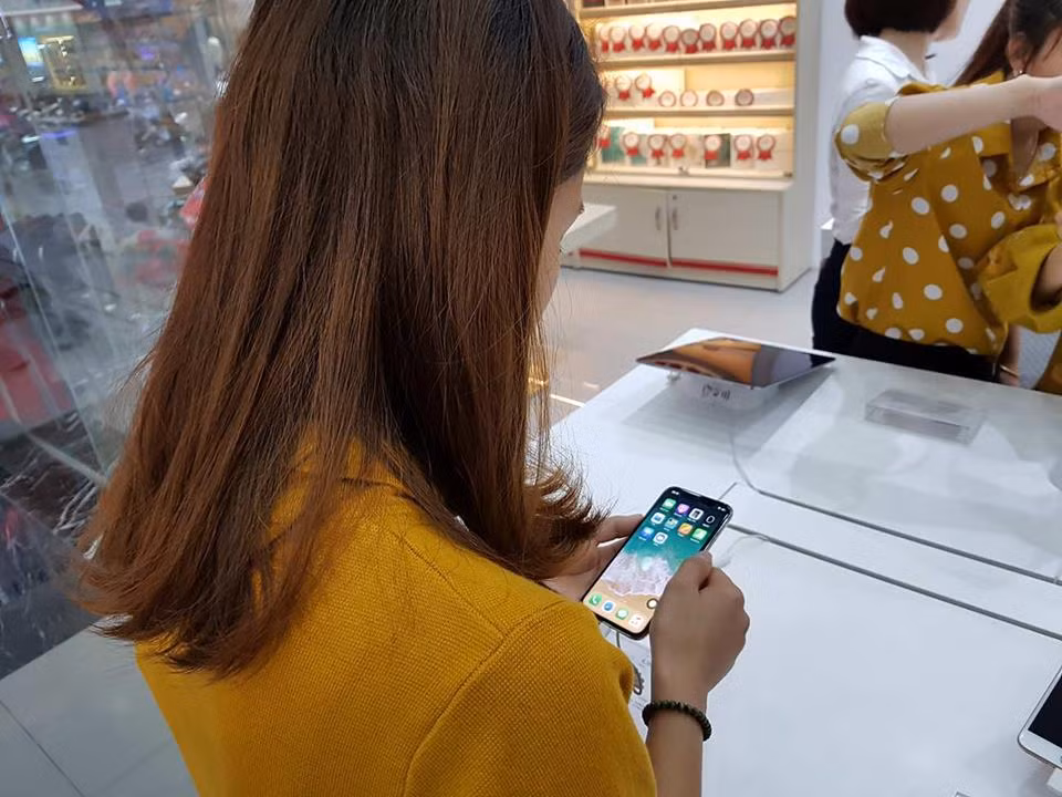 Khách hàng có thể qua các cửa hàng để dùng thử hàng iPhone X trải nghiệm. Ảnh: Mạnh Hưng.
