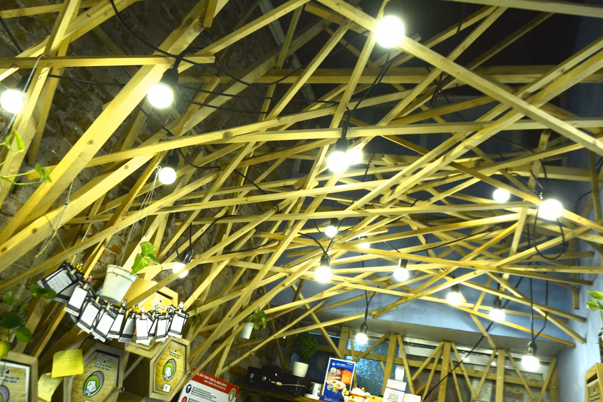 Trước khi về, khách hàng sẽ tự vẫy tay chào vào camera 3 lần và cửa sẽ tự mở.