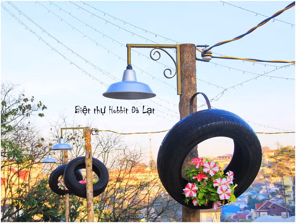  2. Biệt thự Hobbit Đà Lạt Hobbit nằm giữa lưng chừng núi rừng Đà Lạt tại số 2/3 đường Tô Hiến Thành. Vị trí này không cách quá xa trung tâm thành phố nên rất tiện đi lại. Ảnh: ddau.com.vn.