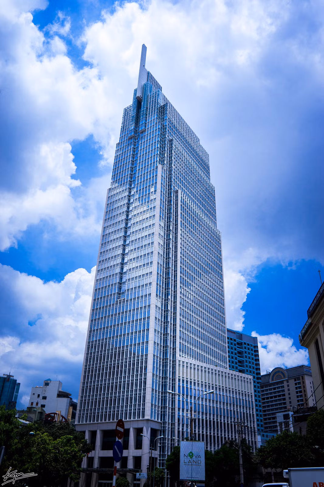 Theo kết luận thanh tra, vi phạm của cao ốc Vietcombank Tower là dù được xây dựng năm 2013 nhưng chưa được cơ quan chức năng phê duyệt điều chỉnh thiết kế cơ sở, để tình trạng một số hạng mục công trình được cấp phép xây dựng và thi công chưa phù hợp thiết kế cơ sở dự án năm 2010. Như thay đổi chiều cao tầng, vị trí kho chứa nhiên liệu và phòng bơm dầu tại hầm B1, lỗ thông tầng tại tầng 6. Ảnh: skyscrapercity.com.