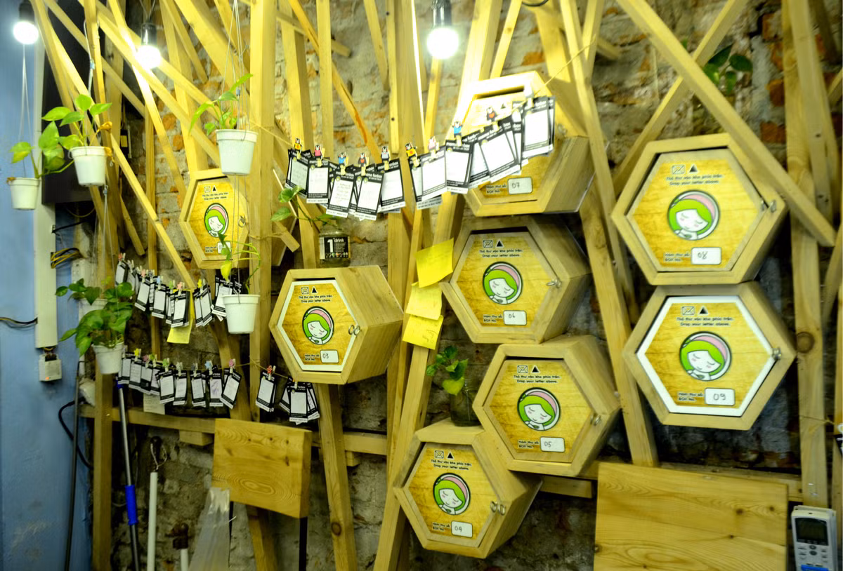 Hệ thống quán thiết kế khá đơn giản, chỉ có 2 cái tủ lạnh đựng đồ, một bộ thiết bị máy tính để thanh toán tiền, một vài chiếc ghế gỗ con...