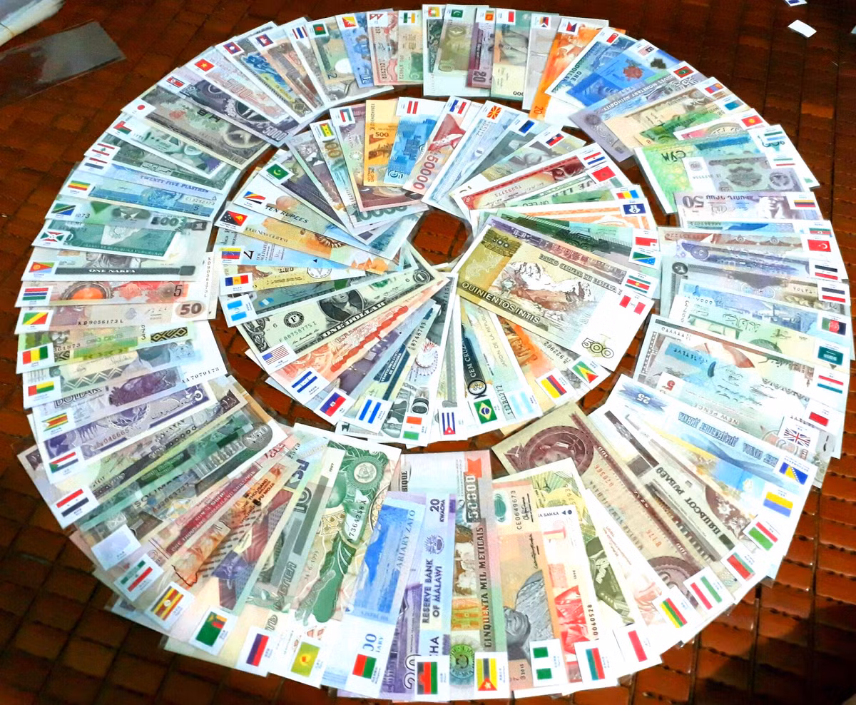  4. Bộ tiền 100 quốc gia Bộ tiền thế giới 100 tờ của 100 quốc gia bao gồm 100 nước khác nhau trên thế giới có giá 2.000.000 - 2.500.000 đồng/bộ.