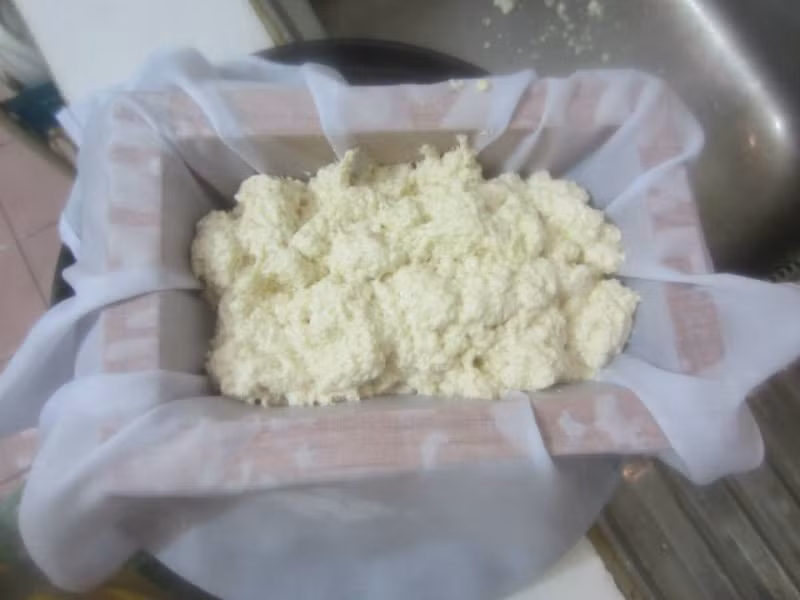 Đổ đậu phụ tươi ra khuôn - Ảnh: Internet