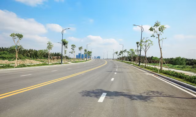 Hiện, mới chỉ có cầu Thủ Thiêm 1 nối quận Bình Thạnh với quận 2 được hoàn thành từ năm 2007 với 6 làn xe. Theo quy hoạch, sẽ có thêm cầu Thủ Thiêm 2,3,4 bắc qua sông Sài Gòn. Ngoài ra còn có một cầu đi bộ nối quận 1 với khu đô thị mới này. Ảnh: TTVN