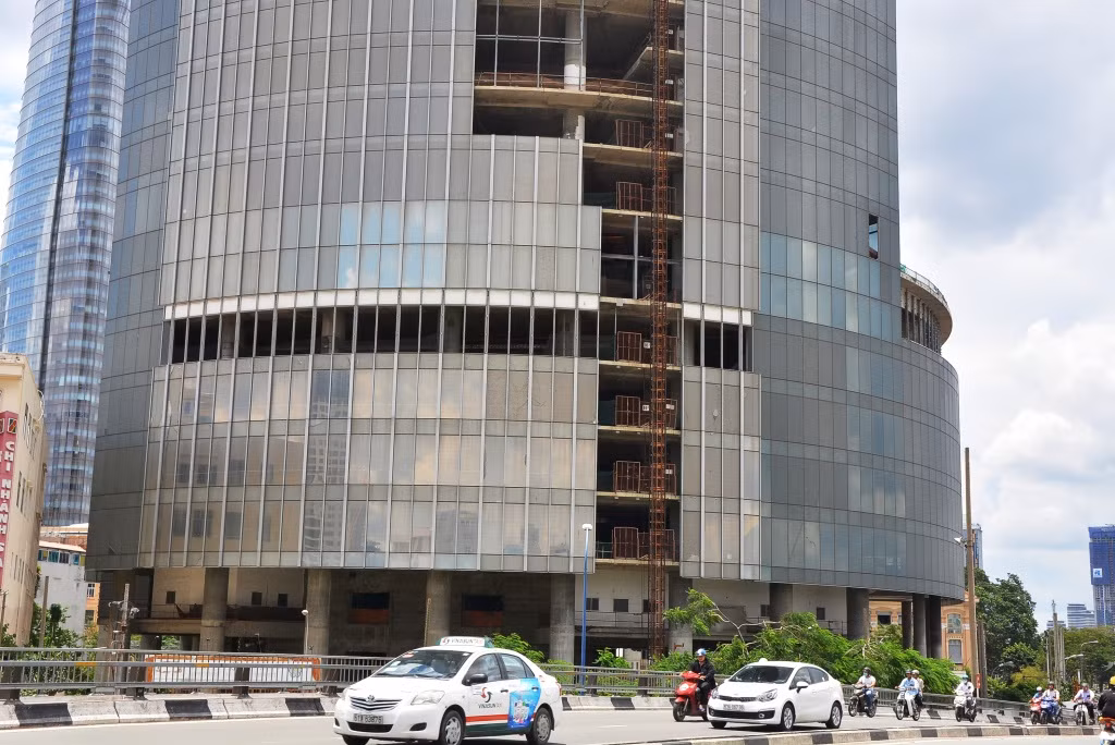 Ngày 21/8, VAMC đã tiến hành thu giữ tài sản đảm bảo là cao ốc Saigon One Tower nhằm mục đích xử lý, thu hồi nợ. Ảnh: Đời sống &amp; Pháp lý.