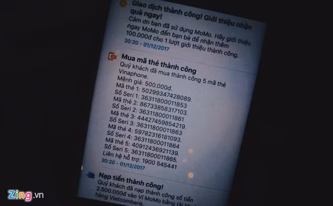 Kẻ gian đã dùng tài khoản MoMo của anh Tiến để mua liên tiếp 5 thẻ cào VinaPhone với số tiền 2,5 triệu đồng. Ảnh: NVCC.