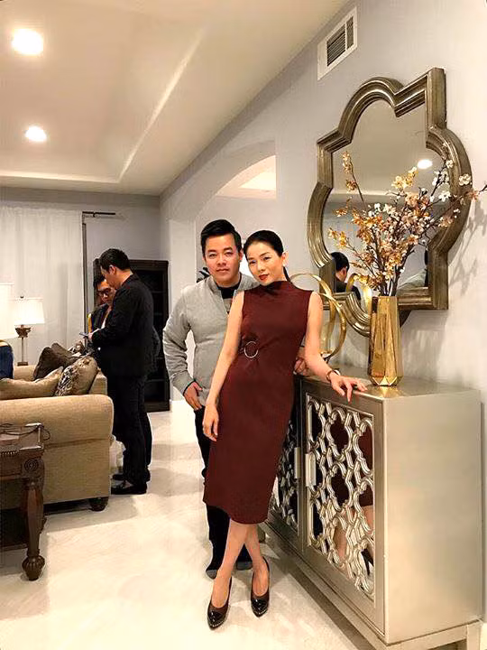 Không gian bên trong căn biệt thự mang tông xám - vàng nhạt rất sang trọng... Ảnh: FB Lệ Quyên.