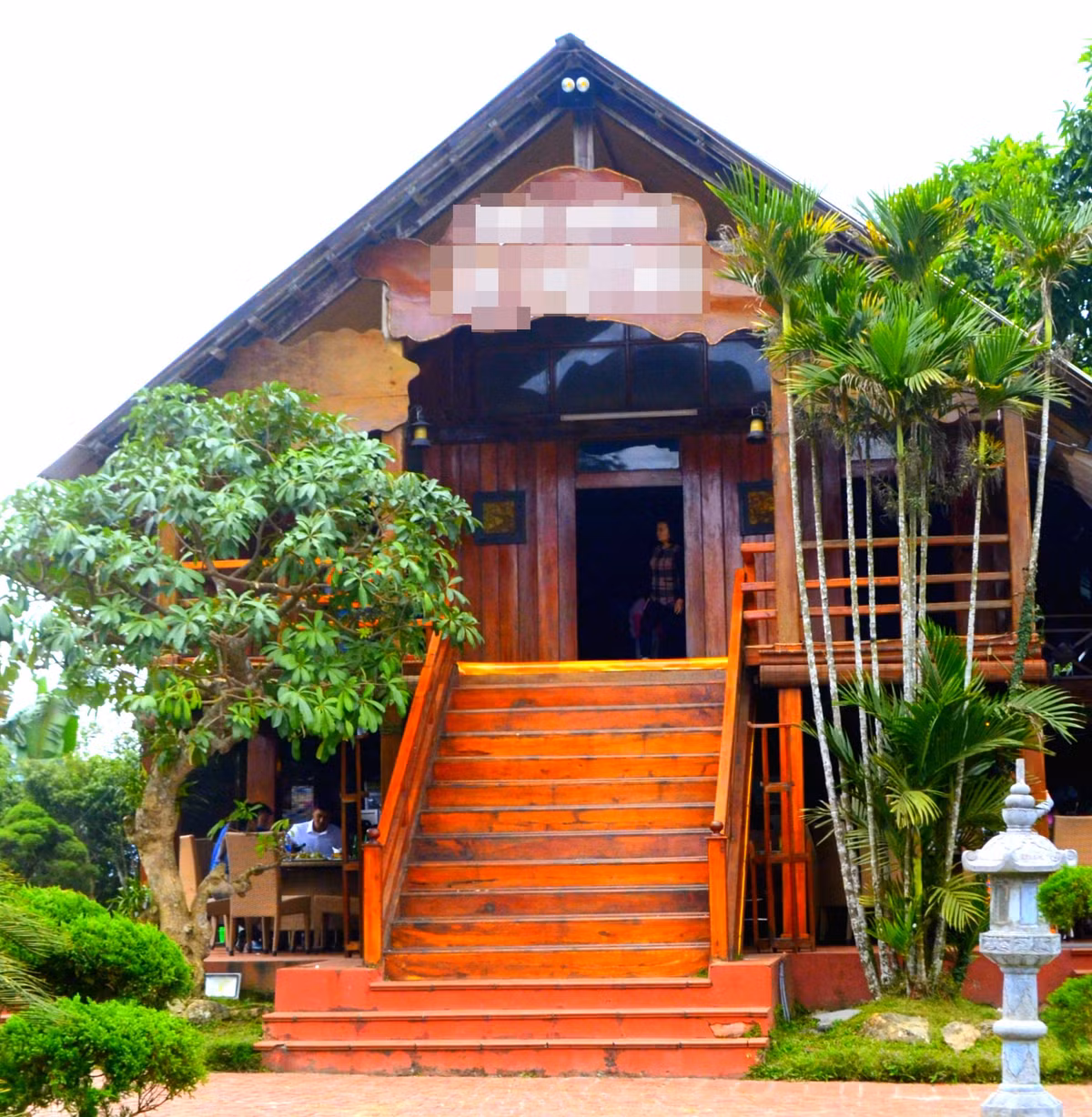 Ngôi nhà sàn sử dụng 100% chất liệu gỗ, không dùng sắt thép, được chia thành nhiều gian.