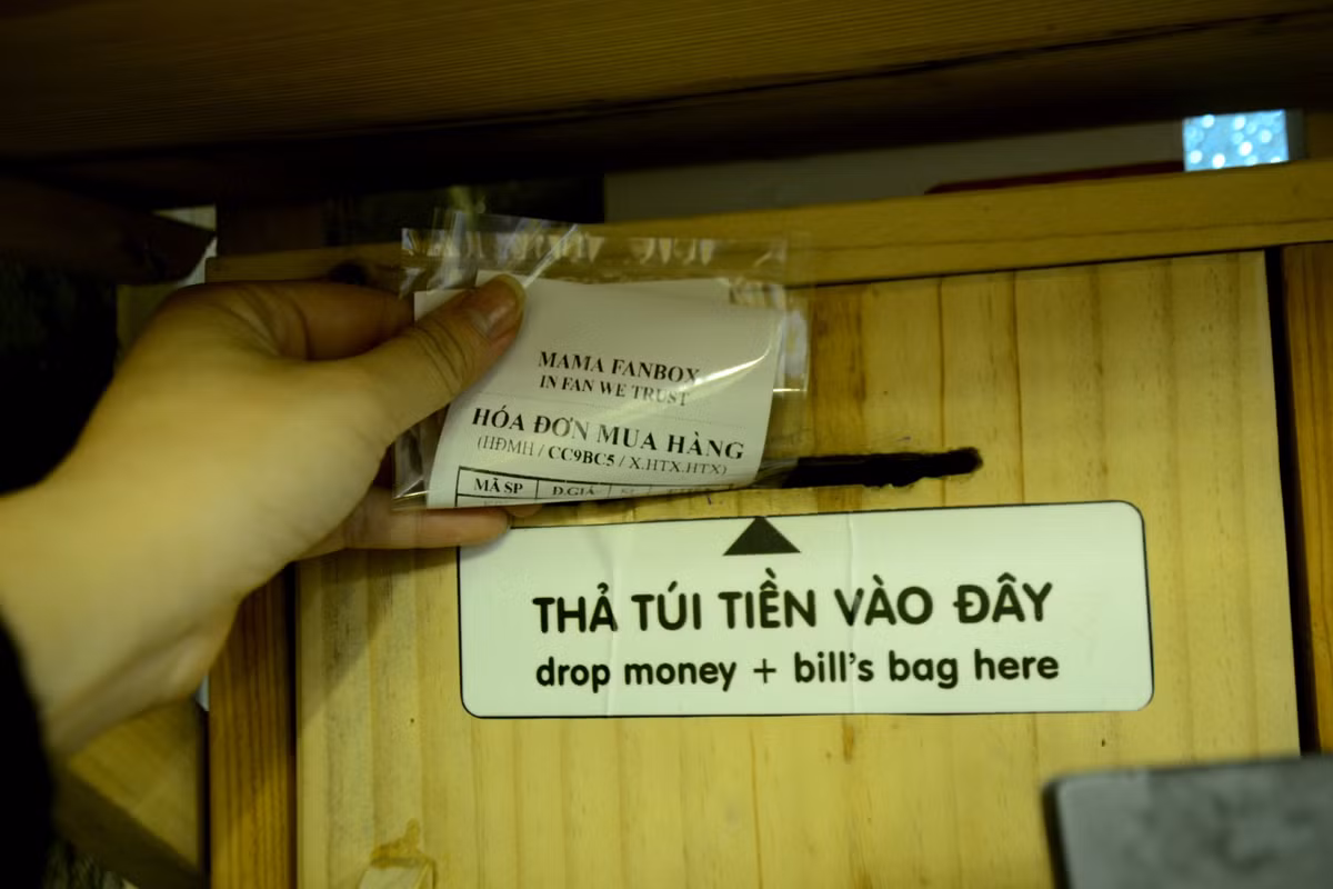 Sau đó khách hàng tự thả tiền vào thùng hoặc trả bằng thẻ.Trong quá trình này nếu khách có thắc mắc gì sẽ được nhân viên phục vụ online tư vấn miễn phí qua hệ thống camera trực tuyến.