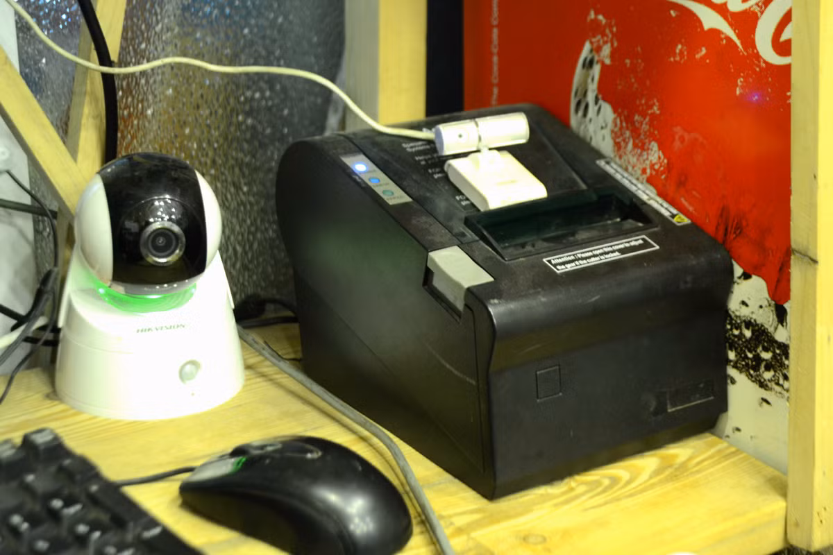 Hệ thống camera này sẽ ghi lại hình ảnh hoạt động 24/24 và nếu khách hàng mua không trả tiền, hoặc trả tiền thiếu, hệ thống sẽ nhận diện khuôn mặt và cho vào “danh sách đen”, đây cũng là lần cuối cùng khách hàng này được bước vào quán.