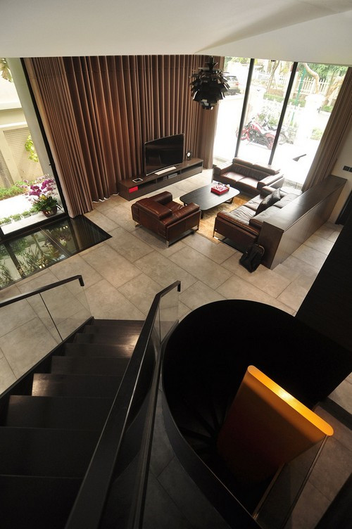 Không chỉ chú trọng đến chất lượng cuộc sống bằng nội thất tiện nghi, gia chủ cũng rất chú trọng đến không gian thiên nhiên. Bởi thế KTS đã thiết kế một hồ nước nhỏ bao quanh công trình tầng 1- không gian sinh hoạt chính của ngôi biệt thự - nhằm giúp không gian mềm mại hơn và xóa bỏ ranh giới giữa trong và ngoài nhà. Ảnh: Xuan Son.