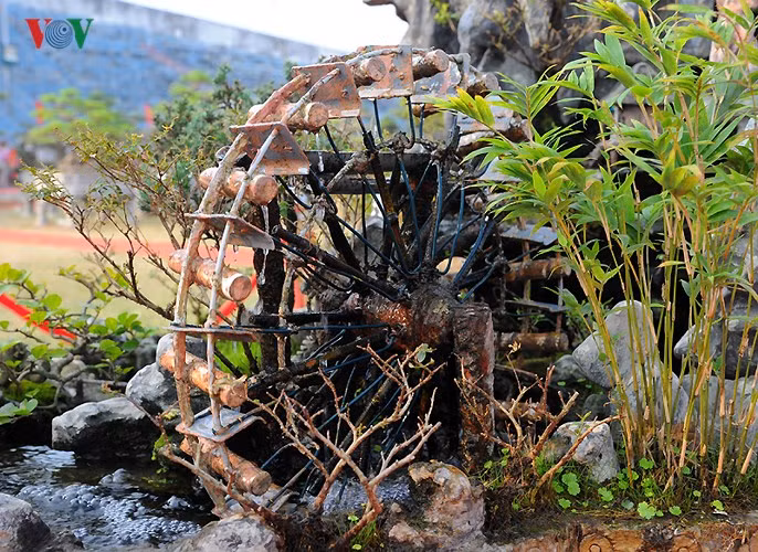 Bên cạnh là một guồng nước (cọn nước).