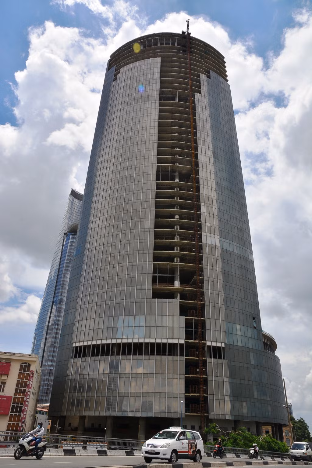 Sau khi cho vay, chủ đầu tư và nhóm 3 khách hàng trên không có khả năng trả nợ nên khoản vay bị quá hạn. Tổng dư nợ (gốc và lãi) đã lên trên 7.000 tỷ đồng. Mặc dù Công ty Quản lý tài sản của các tổ chức tín dụng Việt Nam (VAMC) đã nhiều lần yêu cầu thực hiện nghĩa vụ trả nợ nhưng khách hàng không thực hiện và cũng không có phương án trả nợ khả thi. Ảnh: Đời sống &amp; Pháp lý.