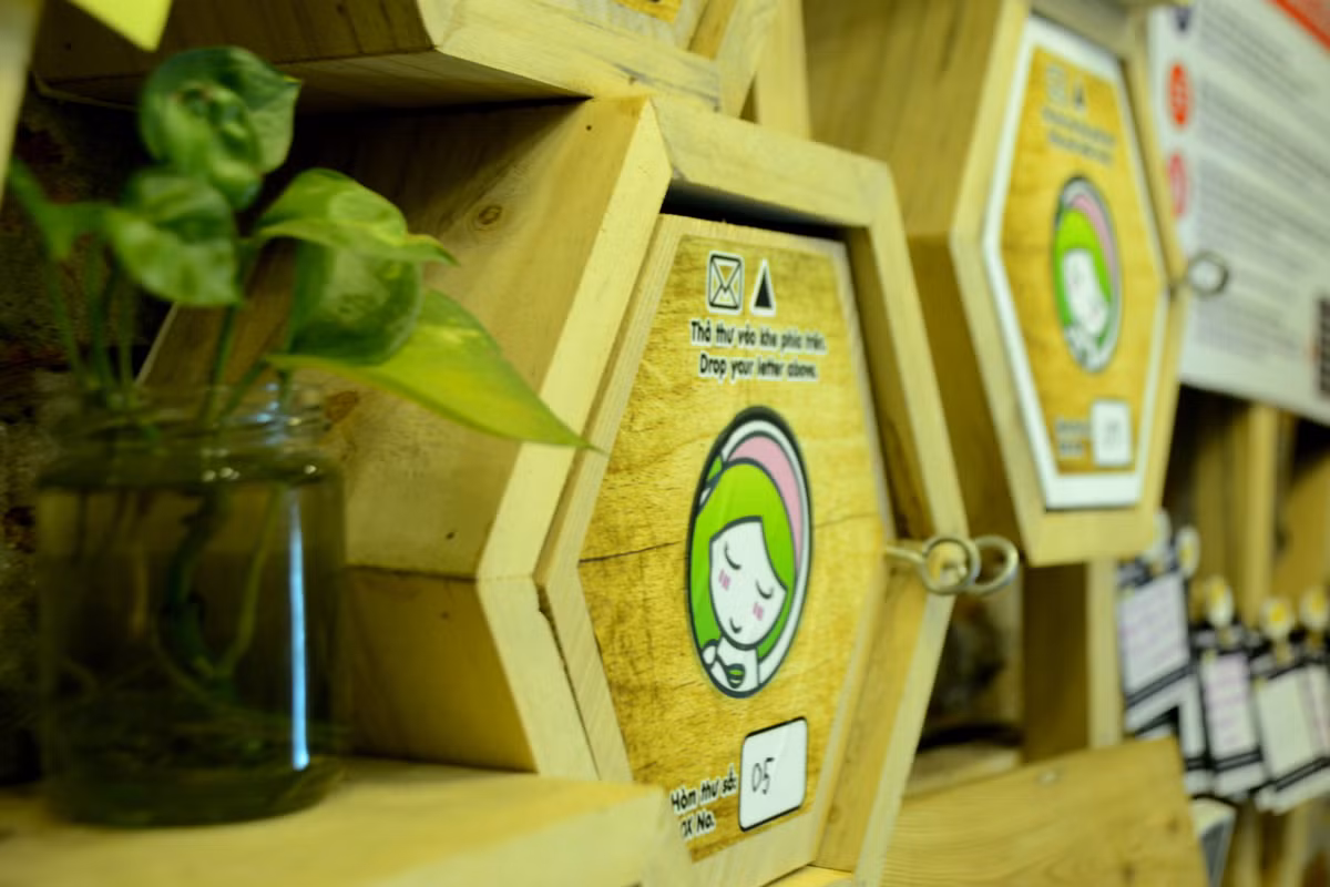 ... để bỏ vào những hộp thư bí mật có gắn biểu tượng và logo của cửa hàng tiện lợi không người bán này.