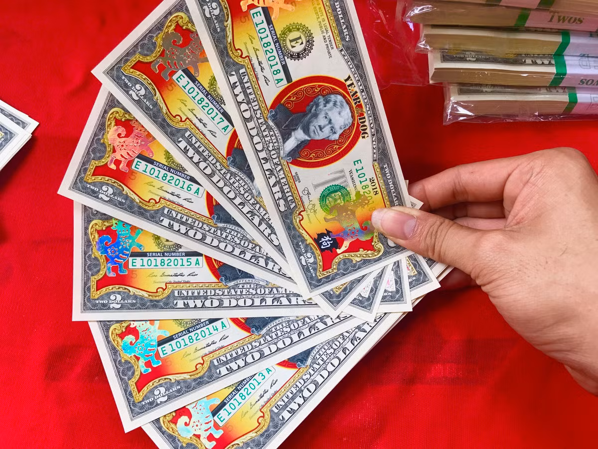 Giá bán của tờ tiền độc lạ này loại bình thường từ 350.000 - 500.000 đồng/tờ; loại seri Thần Tài 39, 79, 339, 779... hay Lộc Phát 68, 86, 66, 88... có giá 450.000 - 550.000 đồng/tờ tùy thộc vào đầu số; loại năm sinh seri từ 2001 – 2018 hay seri tam hoa từ 600.000 - 700.000 đồng/tờ... Ảnh: 2usdshop.com.