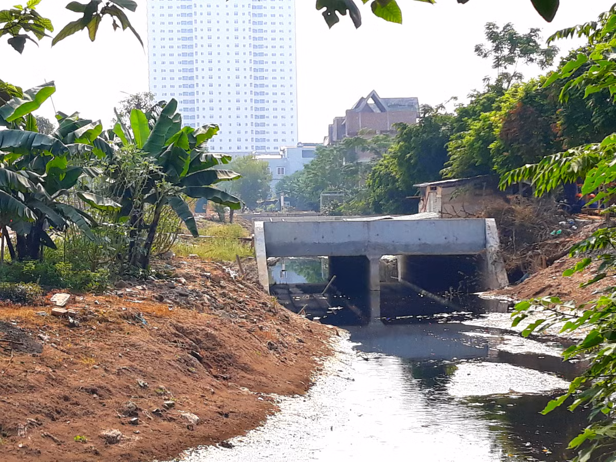 Mương nước thải này tập kết nước thải của các khu dân cư, nhà xưởng sản xuất xung quanh.