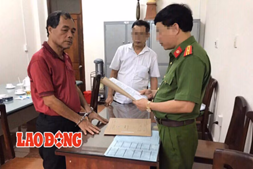 Ông Trầm Bê bị khởi tố về hành vi cố ý làm trái quy định của Nhà nước về quản lý kinh tế gây hậu quả nghiêm trọng liên quan đến vụ án Phạm Công Danh (nguyên Chủ tịch Hội đồng Quản trị Ngân hàng Thương mại Cổ phần Xây dựng Việt Nam - Ngân hàng Xây dựng, nguyên Chủ tịch Hội đồng thành viên kiêm Tổng Giám đốc Công ty Trách nhiệm hữu hạn Tập đoàn Thiên Thanh) và đồng phạm xảy ra tại Ngân hàng Sacombank. Ảnh: LĐO.