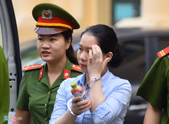 Cụ thể, từ năm 2010 các bị can Hà Văn Thắm và Nguyễn Xuân Sơn (nguyên Tổng giám đốc Oceanbank) đã bàn bạc, thống nhất đưa ra chủ trương chi lãi suất huy động vốn ngoài hợp đồng cho các khách hàng trên toàn bộ hệ thống của Oceanbank. Ảnh: Zing.