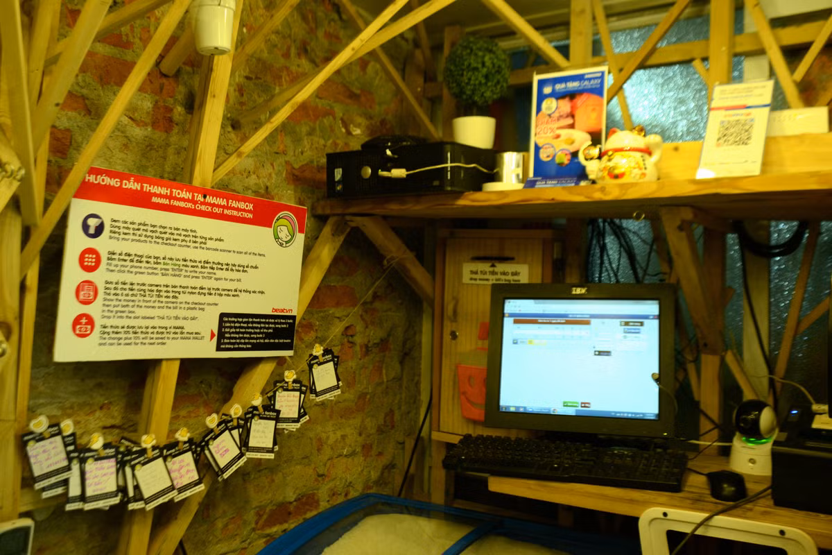 Đây là một hệ thống tính tiền thông minh, người mua sẽ dùng máy quét mã vạch quét vào từng mã sản phẩm (riêng kem thì sử dụng bảng giá kem phụ ở bên trá) rồi nhập số điện thoại của khách hàng vào hệ thống máy tính để lưu tiền thừa và điểm thưởng.