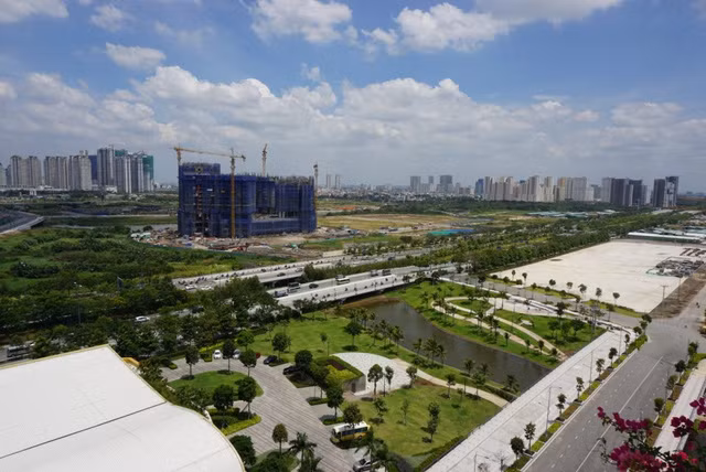 Hàng loạt dự án, khu chức năng hai bên Đại lộ Mai Chí Thọ đang được cấp tập thi công. Ảnh: TTVN