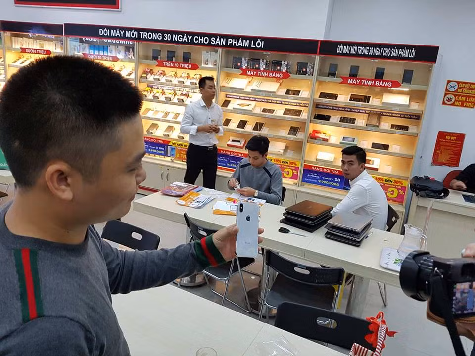 Lượng khách hàng đến nhận máy không quá đông tại FPT Shop. Ảnh: Mạnh Hưng.