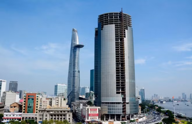  4. Cao ốc Saigon One Tower Một dự án bất động sản bị siết nợ khác là cao ốc Sài Gòn One Tower. Năm 2011, Maritime Bank cùng Đông Á Bank tham gia tài trợ vốn cho dự án cao ốc Sài Gòn One Tower địa chỉ 34 Tôn Đức Thắng Quận 1 TP HCM do Công ty CP Địa ốc Sài Gòn M &amp; C (nay đổi tên thành Công ty CP Sài Gòn One Tower) làm chủ đầu tư. Ảnh: Diễn đàn doanh nghiệp.