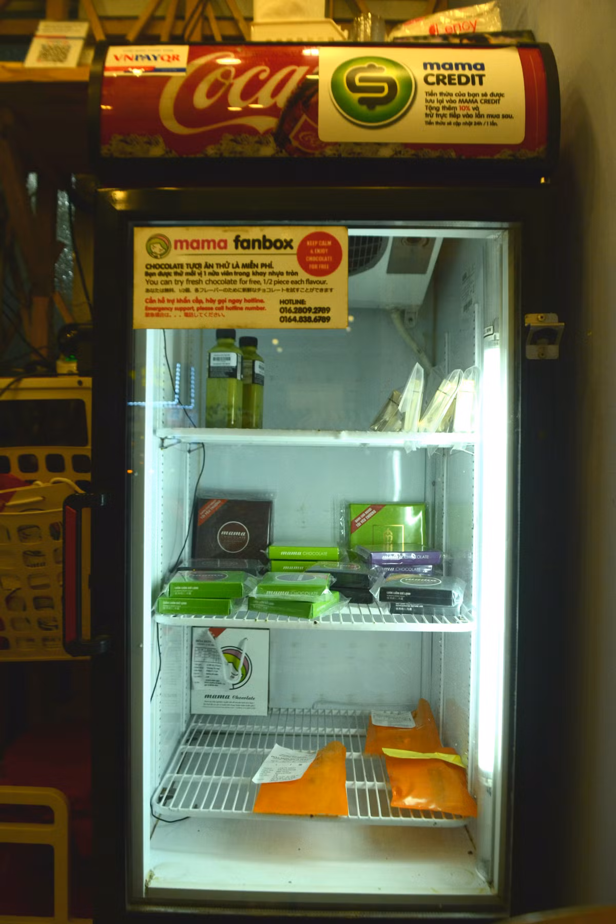 Điểm đặc biệt của cửa hàng tự động không người bán Mama Fanbox nằm ở chỗ quán không có nhân viên phục vụ, khách đến mua hàng chỉ cần bấm chuông là cửa tự động mở. Sau khi vào quán, khách hàng sẽ chọn sản phẩm trong tủ rồi mang ra quầy tự phục vụ.