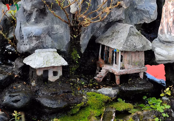 Ngoài ra, những ngôi nhà nhỏ trên vách núi cũng được bàn tay khéo léo của nghệ nhân Nguyễn Văn Tiến sắp đặt rất tinh tế. Mọi chi tiết đều trông rất tự nhiên và giống với đời thực.