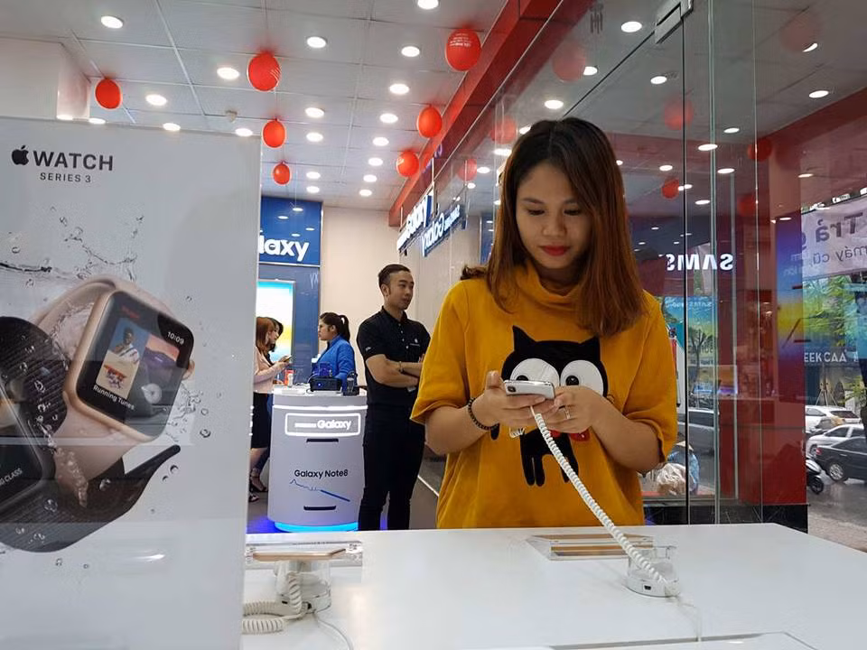 iPhone X màu bạc sang trọng. Ảnh: Mạnh Hưng.