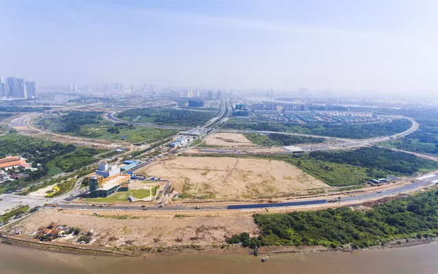 Để đầu tư xây dựng đô thị mới này, TP HCM đã mất 10 năm để giải tỏa trắng gần như toàn bộ bán đảo Thủ Thiêm, khoảng 15.000 hộ dân đã di dời để nhường chỗ cho siêu dự án. Thành phố cũng đã huy động gần 30.000 tỷ đồng để chi trả bồi thường, tái định cư. Ảnh: TTVN